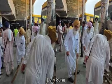 ਸਫ਼ਾਈ ਸੇਵਕਾਂ ਦੀ ਹੜਤਾਲ ਵਿਚਕਾਰ ਬੱਸ ਮਾਲਕਾਂ ਨੇ ਖੁਦ ਸੰਭਾਲੀ ਸਫ਼ਾਈ ਦੀ ਜ਼ਿੰਮੇਵਾਰੀ