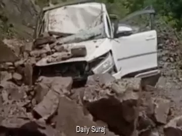 Heavy Rain Triggers Rockfall in Himachal Pradesh, Two Injured After Boulder Hits Moving Car