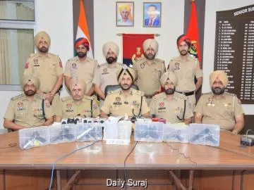 TWO LINKED TO CROSS-BORDER SMUGGLING MODULE HELD WITH 6 SOPHISTICATED PISTOLS, 1KG HEROIN, ₹10K DRUG MONEY