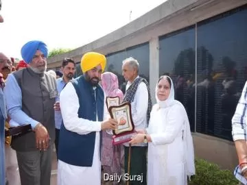 ਮੁੱਖ ਮੰਤਰੀ ਭਗਵੰਤ ਸਿੰਘ ਮਾਨ ਨੇ ਕਾਰਗਿਲ ਜੰਗ ਦੇ ਸ਼ਹੀਦਾਂ ਨੂੰ ਦਿੱਤੀ ਸ਼ਰਧਾਂਜਲੀ; ਕਿਹਾ- ਉਨ੍ਹਾਂ ਦੀ ਅਦੁੱਤੀ ਸ਼ਹਾਦਤ ਪੀੜ੍ਹੀਆਂ ਨੂੰ ਪ੍ਰੇਰਿਤ ਕਰਦੀ ਰਹੇਗੀ