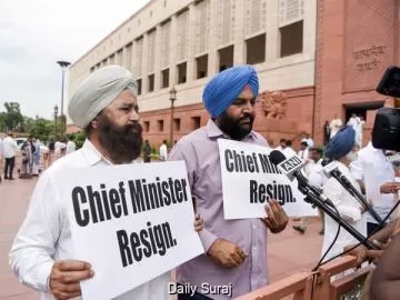 ਪੰਜਾਬ ਕਾਂਗਰਸ ਦੇ ਸੰਸਦ ਮੈਂਬਰਾਂ ਦਾ ਸੰਸਦ ਵਿੱਚ ਪ੍ਰਦਰਸ਼ਨ, ਭਗਵੰਤ ਮਾਨ ਦੇ ਅਸਤੀਫ਼ੇ ਦੀ ਕੀਤੀ ਮੰਗ
