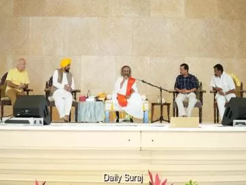 ਮੁੱਖ ਮੰਤਰੀ ਭਗਵੰਤ ਸਿੰਘ ਮਾਨ ਨੇ ਅਰਵਿੰਦ ਕੇਜਰੀਵਾਲ ਅਤੇ ਮਨੀਸ਼ ਸਿਸੋਦੀਆ ਨਾਲ ਸ੍ਰੀ ਸ੍ਰੀ ਰਵੀ ਸ਼ੰਕਰ ਜੀ ਦਾ ਆਸ਼ੀਰਵਾਦ ਲਿਆ