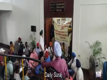 ਕੰਟਰੈਕਟ ਅਧਿਆਪਕਾਂ ਵੱਲੋਂ ਵੀਸੀ ਦਫ਼ਤਰ ਦੇ ਮੁੱਖ ਗੇਟ ਨੂੰ ਤਾਲਾ ਲਗਾ ਕੇ ਰੋਸ ਪ੍ਰਦਰਸ਼ਨ