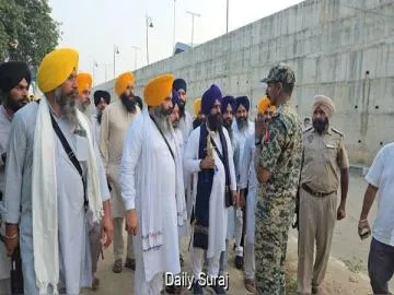 करतारपुर कॉरिडोर खोलने की मांग: जीरो लाइन की ओर बढ़ रहे जत्थेदार ज्ञानी कुलदीप सिंह गड़गज्ज और संगत को बीएसएफ ने रोका