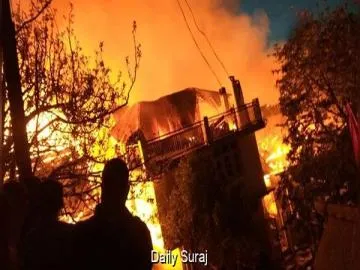 शिमला में भीषण अग्निकांड: जुब्बल इलाके के धार गांव में आग लगने से जलकर खाक हुए पांच घर