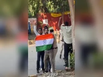 जंतर-मंतर पर प्रदर्शन करने पहुंचे कॉकरोच जनता पार्टी के नेता सौरभ दास और आशुतोष रांका को दिल्ली पुलिस ने लिया हिरासत में