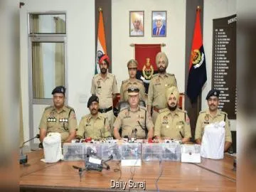 अमृतसर में 6 पिस्तौल, 4.4 किलो हेरोइन, 500 ग्राम अफीम, 12.9 लाख रुपये की ड्रग मनी और एक ड्रोन सहित 10 आरोपी काबू