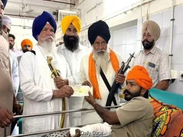 ਸ਼੍ਰੋਮਣੀ ਕਮੇਟੀ ਵੱਲੋਂ ਵੱਡਾ ਕਦਮ: ਸ਼ਹੀਦ ਪਰਵਿੰਦਰ ਸਿੰਘ ਝੋਟਾ ਨਾਲ ਜ਼ਖ਼ਮੀ ਹੋਏ ਸਾਥੀਆਂ ਨੂੰ 5-5 ਲੱਖ ਰੁਪਏ ਦੇ ਚੈੱਕ ਸੌਂਪੇ