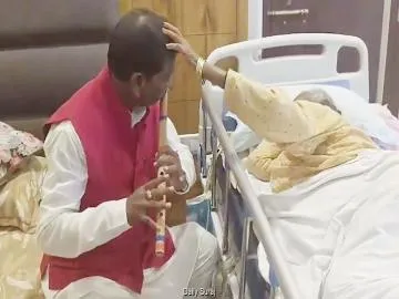 अक्सर राजनीति में सख्त दिखने वाले अर्जुन मुंडा का भावुक रूप, बीमार मां के पास बैठकर बजाई बांसुरी; वीडियो वायरल
