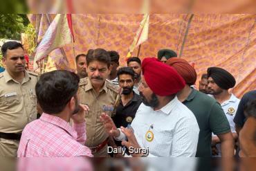 ਸੀਵਰੇਜ ਬੋਰਡ ਦੇ ਕੱਚੇ ਮੁਲਾਜ਼ਮਾਂ ਨੇ ਵਿਭਾਗ ਦੇ ਮੁੱਖ ਦਫਤਰ ਅੱਗੇ ਆਪਣੇ ਪਰਿਵਾਰਾਂ ਤੇ ਬੱਚਿਆਂ ਸਮੇਤ ਦਿੱਤਾ ਧਰਨਾ