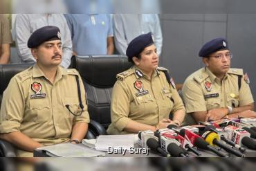 ਮੋਗਾ ਗ੍ਰਨੇਡ ਹਮਲੇ ’ਚ ਸ਼ਾਮਲ 3 ਮੁੱਖ ਦੋਸ਼ੀਆਂ ਸਣੇ 17 ਵਿਅਕਤੀਆਂ ਦੀ ਗ੍ਰਿਫਤਾਰੀ ਨਾਲ ਸੰਭਾਵੀ ਅੱਤਵਾਦੀ ਸਾਜ਼ਿਸ਼ ਹੋਈ ਨਾਕਾਮ; ਆਈ.ਈ.ਡੀ., ਗਲੌਕ ਪਿਸਤੌਲ ਬਰਾਮਦ