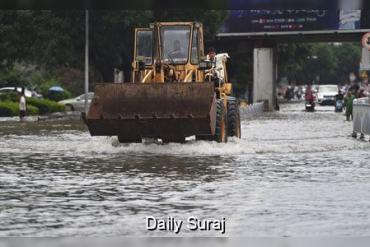 चीन के हैनान में भारी बारिश का कहर: 31,000 से अधिक लोग सुरक्षित स्थानों पर पहुंचाए गए, रेड अलर्ट जारी