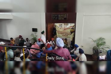 कॉन्ट्रैक्ट शिक्षकों ने वीसी कार्यालय के मुख्य गेट पर ताला लगाकर किया रोष प्रदर्शन
