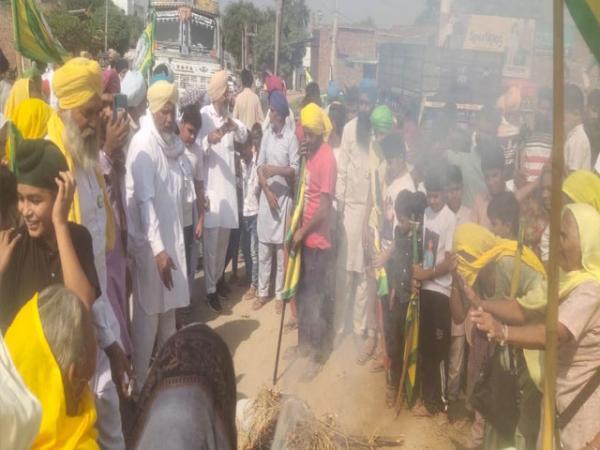 ਸੁਨਾਮ 'ਚ ਕਿਸਾਨ ਸੰਘਰਸ਼ ਦੀ ਗੂੰਜ 17ਵੇਂ ਦਿਨ ਵੀ ਦਿੱਤੀ ਸੁਣਾਈ, ਕਿਸਾਨਾਂ ਨੇ ਮੋਦੀ ਦੇ ਪੁਤਲੇ ਫੂਕ ਕੇ ਕੱਢੀ ਭੜਾਸ