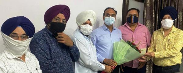 ਡੀਸੀ ਨੂੰ ਓਬਰਾਏ ਦੀ ਅਗਵਾਈ 'ਚ ਕਾਰੋਬਾਰੀਆਂ ਦਾ ਵਫਦ ਮਿਲਿਆ