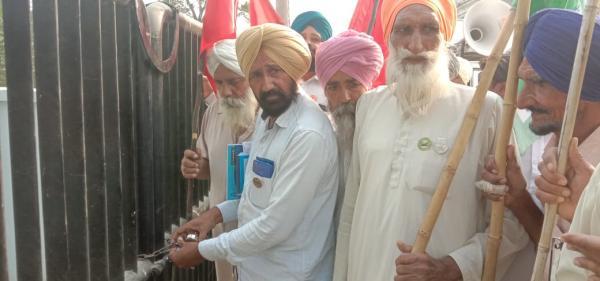 ਕਿਸਾਨ ਜਥੇਬੰਦੀਆਂ ਨੇ ਰਿਲਾਇੰਸ ਐਕਸਚੇਂਜ ਦੇ ਗੇਟ ਨੂੰ ਲਗਾਇਆ ਤਾਲਾ