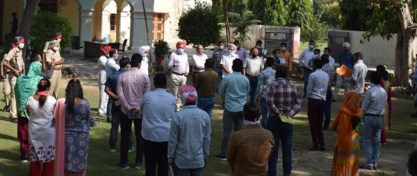 ਡੀਸੀ ਵੱਲੋਂ ਮਗਨਰੇਗਾ ਸਟਾਫ ਨਾਲ ਬੈਠਕ, ਸਕੀਮ ਨੂੰ ਪ੍ਰਭਾਵੀ ਤਰੀਕੇ ਨਾਲ ਲਾਗੂ ਕਰਨ ਸਬੰਧੀ ਵਿਚਾਰਾਂ ਸਟਾਫ ਦੀਆਂ ਮੁਸਕਿਲਾਂ ਵੀ ਸੁਣੀਆਂ