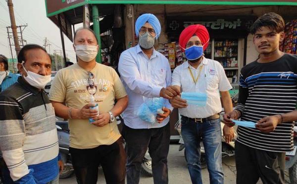 ''ਰਹਿਬਰ'' ਪ੍ਰੋਗਰਾਮ ਤਹਿਤ ਕੈਰੋ ਰੋਡ ਤੇ ਮਾਸਕ ਤੇ ਸੈਨੀਟਾਈਜਰ ਵੰਡੇ