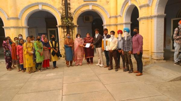 ਵਿਦਿਆਰਥੀਆਂ ਦੀਆਂ ਮੰਗਾਂ ਸਬੰਧੀ ਸਰਕਾਰੀ ਰਣਬੀਰ ਕਾਲਜ ਦੇ ਪ੍ਰਿੰਸੀਪਲ ਨੂੰ ਮੰਗ ਪੱਤਰ ਸੌਂਪਿਆ