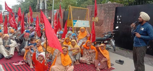 ਪਿੰਡ ਬਹਾਦਰਪੁਰ ਵਿੱਚੋਂ ਪਟਵਾਰੀ ਦੀ ਡਿਊਟੀ ਕੱਟਣ ਖ਼ਿਲਾਫ਼  ਕਿਰਤੀ ਕਿਸਾਨ ਯੂਨੀਅਨ ਵੱਲੋਂ ਡੀਸੀ ਦਫ਼ਤਰ ਦਾ ਘਿਰਾਓ