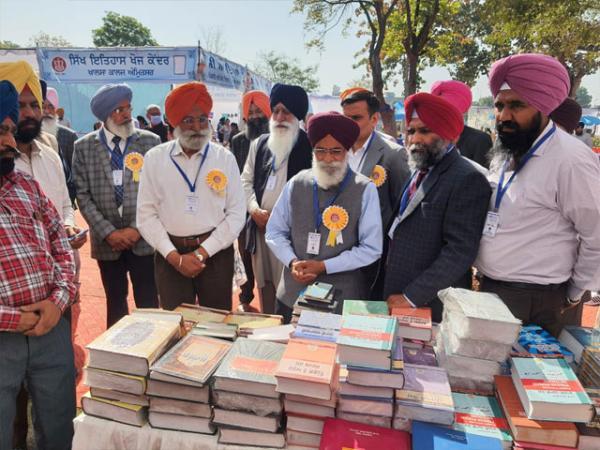 ਪਦਮਸ਼੍ਰੀ ਡਾ: ਸੁਰਜੀਤ ਪਾਤਰ ਵਲੋਂ ਖ਼ਾਲਸਾ ਕਾਲਜ ਵਿਖੇ ਅੰਮ੍ਰਿਤਸਰ ਸਾਹਿਤ ਉਤਸਵ ਅਤੇ ਪੁਸਤਕ ਮੇਲੇ ਦਾ ਉਦਘਾਟਨ