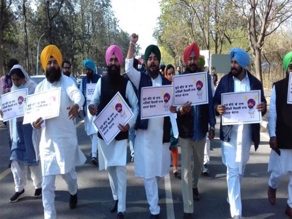 'ਆਪ' ਵਿਧਾਇਕਾਂ ਵਲੋਂ ਪੰਜਾਬ ਵਿਧਾਨ ਸਭਾ ਦੇ ਬਾਹਰ ਪੈਦਲ ਰੋਸ ਮਾਰਚ
