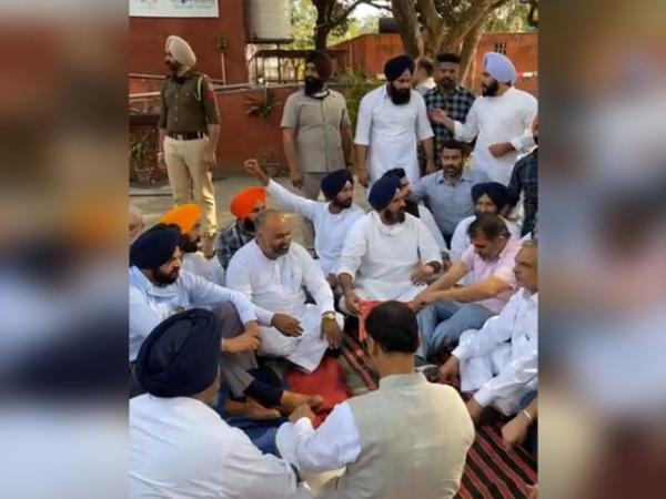 ਬਿਕਰਮ ਮਜੀਠੀਆ ਸਣੇ ਗ੍ਰਿਫ਼ਤਾਰ ਕੀਤੇ ਅਕਾਲੀ ਵਿਧਾਇਕਾਂ ਅਤੇ ਵਰਕਰਾਂ ਨੇ ਥਾਣੇ 'ਚ ਲਗਾਇਆ ਧਰਨਾ