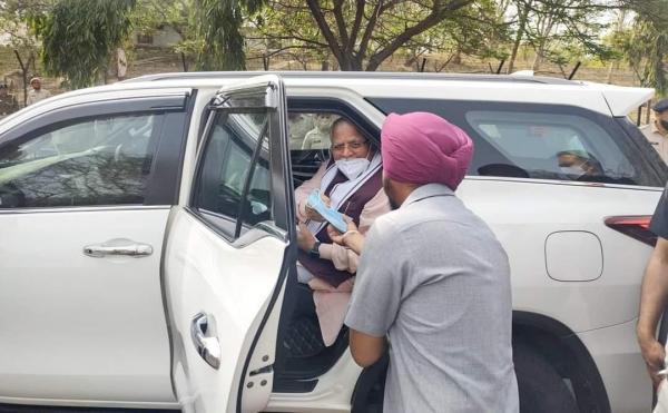 ਖੱਟਰ ਨੇ ਵਿਧਾਨ ਸਭਾ ਜਾਂਦੇ ਹੋਏ ਮੁਲਾਜ਼ਮਾਂ ਨੂੰ ਮਾਸਕ ਵੰਡੇ