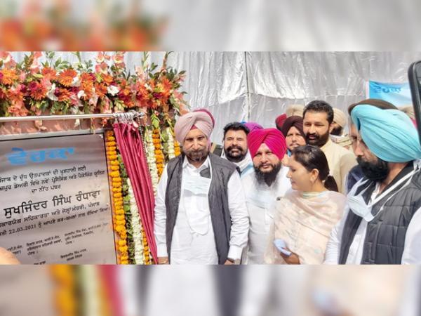 ਕੈਬਨਿਟ ਮੰਤਰੀ ਸੁਖਜਿੰਦਰ ਸਿੰਘ ਰੰਧਾਵਾ ਨੇ ਰੱਖਿਆ ਵੇਰਕਾ ਦੇ 15 ਕਰੋੜ ਦੀ ਲਾਗਤ ਵਾਲੇ ਪ੍ਰੋਸੈਸਿੰਗ ਤੇ ਪੇਕੇਜਿੰਗ ਯੂਨਿਟ ਮੱਲਵਾਲ ਦਾ ਨੀਂਹ ਪੱਥਰ