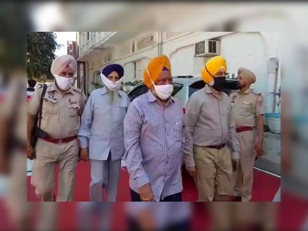 ਚੀਫ਼ ਖ਼ਾਲਸਾ ਦੀਵਾਨ ਦੇ ਪ੍ਰਧਾਨ ਅਤੇ ਅਹੁਦੇਦਾਰ ਪੰਜ ਸਿੰਘ ਸਾਹਿਬਾਨਾਂ ਦੀ ਬੈਠਕ 'ਚ ਹੋਏ ਪੇਸ਼