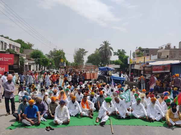 ਅਨਾਜ ਮੰਡੀਆਂ ਵਿਚ ਬਾਰਦਾਨੇ ਦੀ ਘਾਟ ਅਤੇ ਸਹੀ ਤਰੀਕੇ ਨਾਲ ਕਣਕ ਦੀ ਖ਼ਰੀਦ ਨਾ ਹੋਣ ਕਾਰਨ ਕੀਤਾ ਚੱਕਾ ਜਾਮ