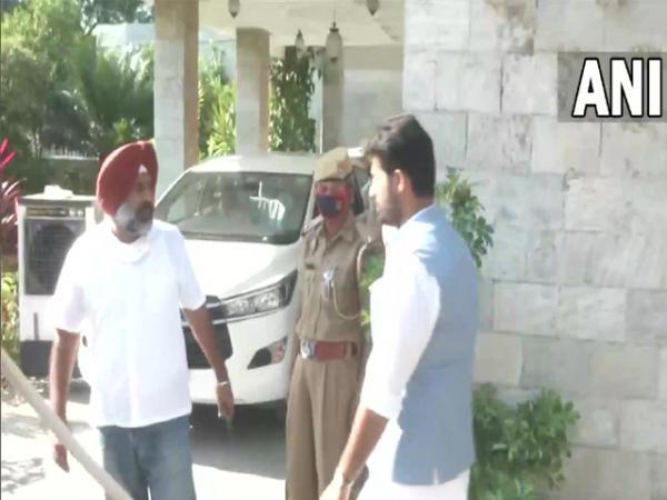 ਨਵਜੋਤ ਸਿੰਘ ਸਿੱਧੂ ਨੂੰ ਮਨਾਉਣ ਲਈ ਕੈਬਨਿਟ ਮੰਤਰੀ ਪਰਗਟ ਸਿੰਘ ਤੇ ਰਾਜਾ ਵੜਿੰਗ ਸਿੱਧੂ ਦੇ ਘਰ ਮੌਜੂਦ