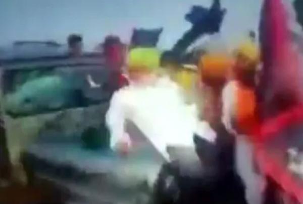 ਲਖਮੀਮਪੁਰ ਖੀਰੀ ਮਾਮਲਾ ਹੋਇਆ ਗੰਭੀਰ : ਇਕ ਹੋਰ ਦਿਲ ਦਹਿਲਾਉਣ ਵਾਲੀ ਵੀਡੀਓ ਵਾਇਰਲ, ਜਿਸ 'ਚ ਇਕ ਕਾਰ ਸੜਕ 'ਤੇ ਜਾ ਰਹੇ ਕਿਸਾਨਾਂ ਨੂੰ ਕੁਚਲਦੀ ਹੋਈ ਅੱਗੇ ਵੱਧ ਰਹੀ ਹੈ