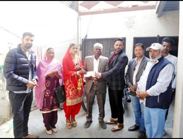 ਯੂਥ ਵਾਈਸ ਫਾਊਂਡੇਸ਼ਨ ਅਤੇ ਯੂਥ ਮੋਰਚਾ ਵਲੋਂ  ਇੱਕ ਗਰੀਬ ਪਰਿਵਾਰ ਦੀ ਲੜਕੀ ਦੇ ਵਿਆਹ ਲਈ ਕੀਤੀ ਗਈ ਆਰਥਿਕ ਮੱਦਦ