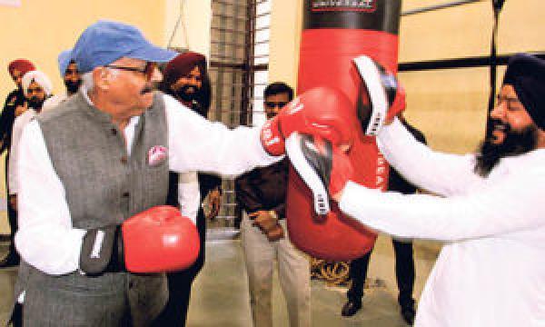 ਬਦਨੌਰ ਨੇ ਸਪੋਰਟਸ ਕੰਪਲੈਕਸ ਵਿੱਚ ਸਹੂਲਤਾਂ ਦਾ ਲਿਆ ਜਾਇਜ਼ਾ