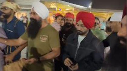 ਦਿਲਜੀਤ ਦੁਸਾਂਝ ਆਪਣੇ ਪ੍ਰੋਗਰਾਮ ਤੋਂ ਪਹਿਲਾਂ ਗੁਰਦੁਆਰਾ ਬੰਗਲਾ ਸਾਹਿਬ ਵਿਖੇ ਹੋਏ ਨਤਮਸਤਕ