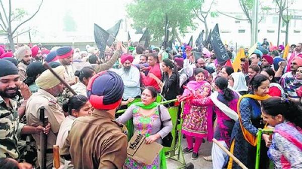 ਧਰਮਸੋਤ ਦੀ ਰਿਹਾਇਸ਼ ਦਾ ਘਿਰਾਓ ਕਰਨ ਪੁੱਜੇ ਅਧਿਆਪਕਾਂ ਦੀ ਖਿੱਚ-ਧੂਹ