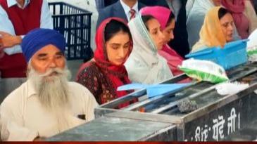 ਸੁਖਬੀਰ ਬਾਦਲ ਦੀਆਂ ਧੀਆਂ ਨੇ ਕੀਤੀ ਭਾਂਡਿਆਂ ਦੀ ਸੇਵਾ