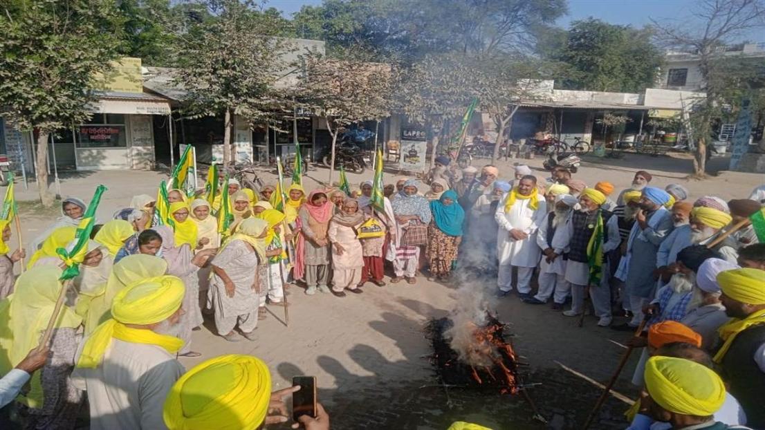 ਕਿਸਾਨਾਂ ਨੇ ਜ਼ਿਲ੍ਹੇ ’ਚ ਕੇਂਦਰ ਸਰਕਾਰ ਦੇ ਪੁਤਲੇ ਫੂਕੇ