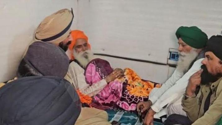 ਖਨੌਰੀ ਬਾਰਡਰ 'ਤੇ ਡੀਆਈਜੀ ਪਟਿਆਲਾ ਰੇਂਜ ਮਨਦੀਪ ਸਿੰਘ ਸਿੱਧੂ ਡੱਲੇਵਾਲ ਦੀ ਸਿਹਤ ਦਾ ਹਾਲ ਜਾਣਨ ਲਈ ਪਹੁੰਚੇ
