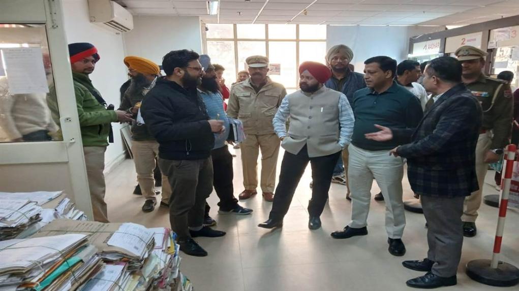 ਡੀਸੀ ਤੇ ਏਡੀਸੀ ਵੱਲੋਂ ਸੇਵਾ ਕੇਂਦਰ ਅਤੇ ਫ਼ਰਦ ਕੇਂਦਰ ਦਾ ਅਚਨਚੇਤ ਦੌਰਾ