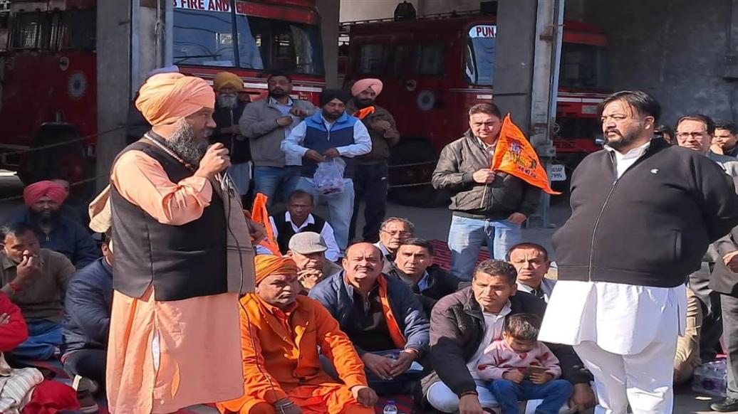 ਸੰਤਾਂ ਦੀ ਅਗਵਾਈ ’ਚ ਬੰਗਲਾਦੇਸ਼ ਖ਼ਿਲਾਫ਼ ਸ਼ਹਿਰ ’ਚ ਕੀਤਾ ਪ੍ਰਦਰਸ਼ਨ