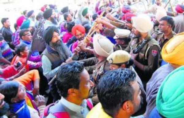 ਸਾਂਝਾ ਮੋਰਚਾ ਅਧਿਆਪਕ ਮੋਰਚਾ ਦੇ ਆਗੂਆਂ ਨਾਲ ਧੱਕਾ-ਮੁੱਕੀ