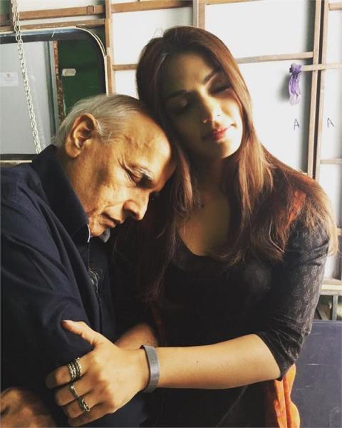 ਮਹੇਸ਼ ਭੱਟ ਦੇ ਜਨਮਦਿਨ 'ਤੇ ਰਿਆ ਨੇ ਸ਼ੇਅਰ ਕੀਤੀ ਤਸਵੀਰ, ਅਨੂਪ-ਜਸਲੀਨ ਨਾਲ ਕਰ ਦਿੱਤੀ ਤੁਲਨਾ