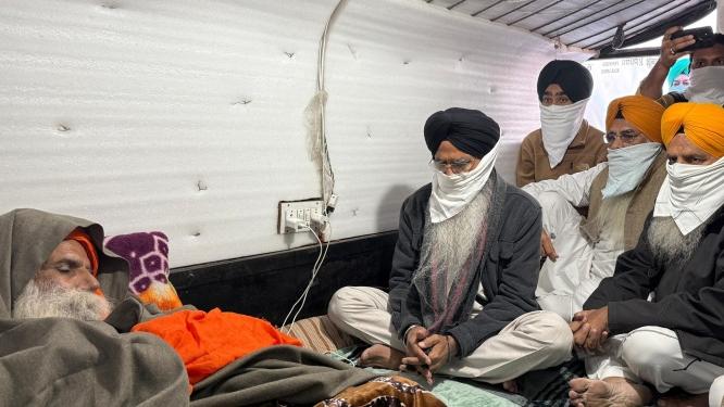 ਕਿਸਾਨ ਆਗੂ ਡੱਲੇਵਾਲ ਦਾ ਹਾਲ ਜਾਣਨ ਲਈ ਖਨੌਰੀ ਬਾਰਡਰ ਪਹੁੰਚੇ ਸ਼੍ਰੋਮਣੀ ਗੁਰਦੁਆਰਾ ਪ੍ਰਬੰਧਕ ਕਮੇਟੀ ਪ੍ਰਧਾਨ ਧਾਮੀ