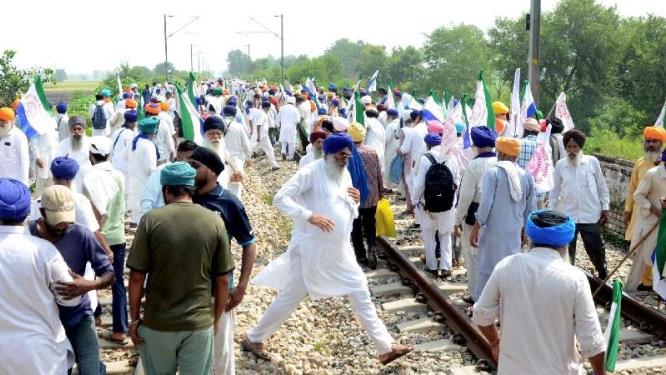 ਪੰਜਾਬ 'ਚ ਕਿਸਾਨਾਂ ਵਲੋਂ 'ਰੇਲ ਰੋਕੋ' ਅੰਦੋਲਨ ਜਾਰੀ