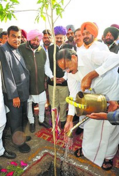 ਉਪ ਰਾਸ਼ਟਰਪਤੀ ਨੇ ਕੋਠੇ ਖੁਸ਼ਹਾਲਪੁਰ ਵਿਚ ਪੌਦੇ ਲਾਏ