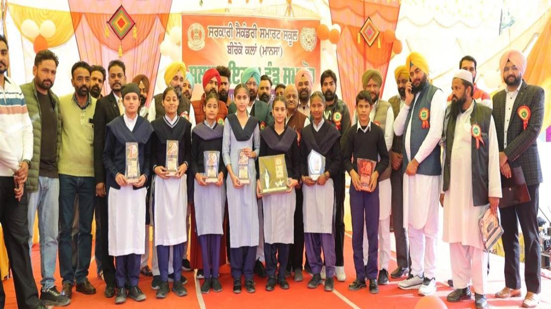 ਸਾਲਾਨਾ ਸਮਾਗਮ ਦੌਰਾਨ ਅੱਵਲ ਆਉਣ ਵਾਲੇ ਵਿਦਿਆਰਥੀਆਂ ਦਾ ਕੀਤਾ ਸਨਮਾਨ