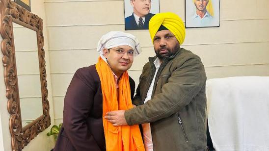 ਲੋਕ ਨਿਰਮਾਣ ਮੰਤਰੀ ਹਰਭਜਨ ਸਿੰਘ ਈਟੀਓ ਵੱਲੋਂ ਕਾਰਜਕਾਰੀ ਇੰਜਨੀਅਰ ਰੋਹਿਤ ਜਿੰਦਲ ਨੂੰ ਪੀਸੀਐਸ ਅਫਸਰ ਵਜੋਂ ਚੁਣੇ ਜਾਣ 'ਤੇ ਵਧਾਈ