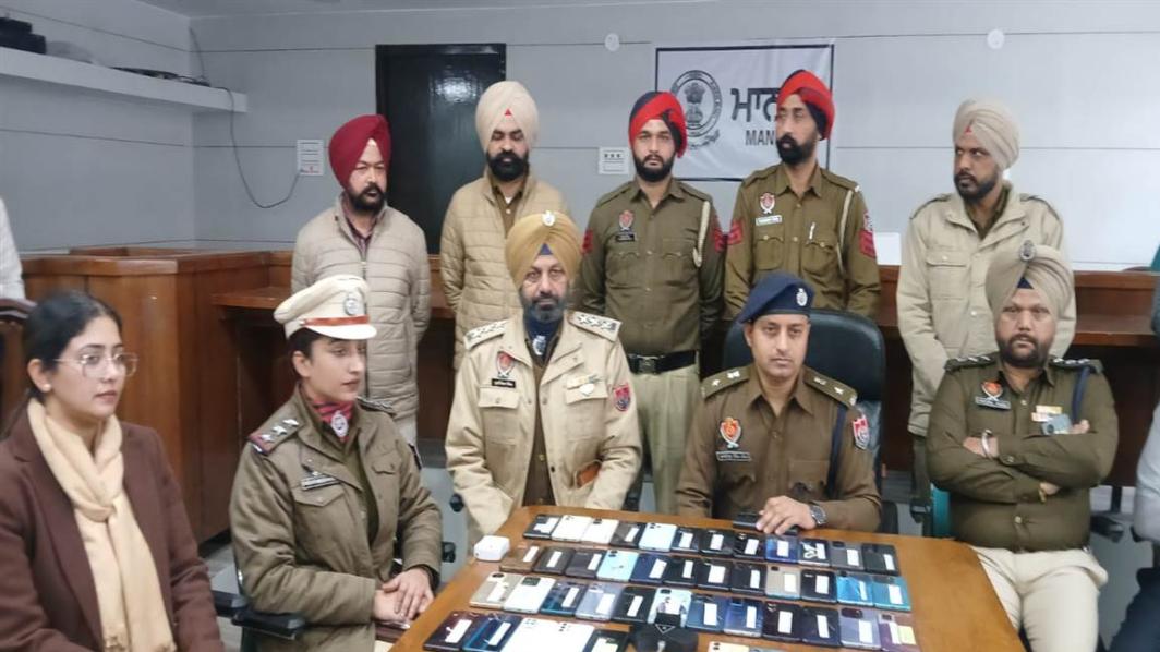 ਮਾਨਸਾ ਪੁਲਿਸ ਨੇ 60 ਖੋਹੇ ਮੋਬਾਇਲ ਲੱਭ ਕੇ ਕੀਤੇ ਮਾਲਕਾਂ ਹਵਾਲੇ, ਹੁਣ ਤੱਕ ਤਕਰੀਬਨ 463 ਮੋਬਾਇਲ ਫ਼ੋਨ ਕੀਤੇ ਬਰਾਮਦ